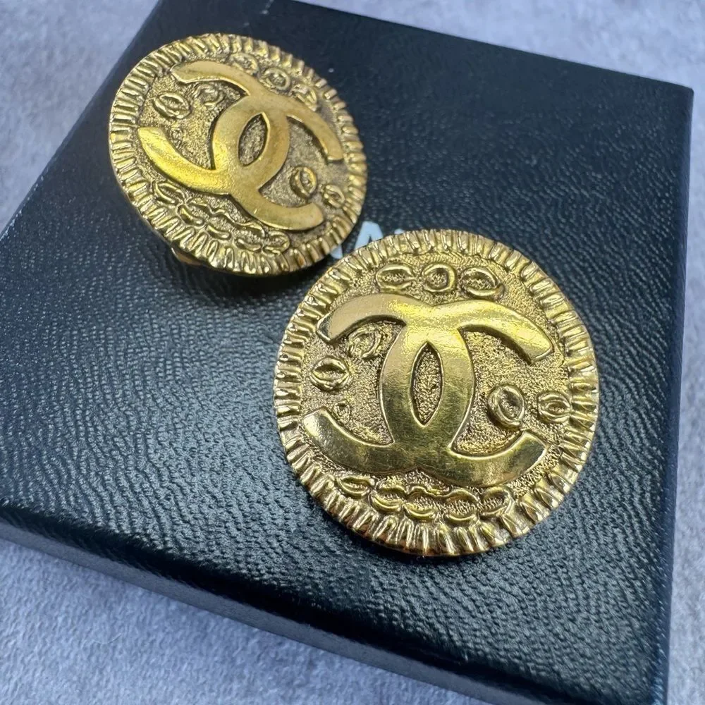 CHANEL Round CC Logo Earrings Clip-on Gold Plated Metal Vintage 97P Authentic - Picture 7 of 12